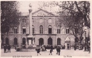 La place de l'Hôtel de Ville d'Aix en cartes postales